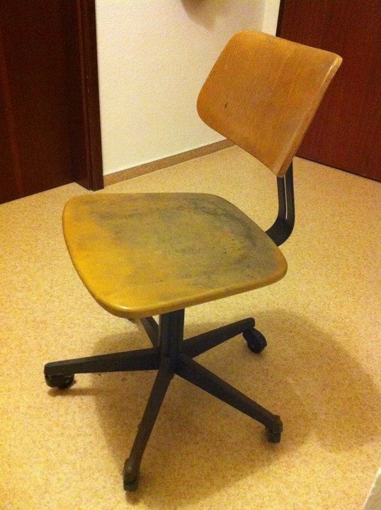 Drehstuhl aus Holz, kann jemand was mit der Marke anfangen? Drehstuhl aus Holz, kann jemand was mit der Marke anfangen?