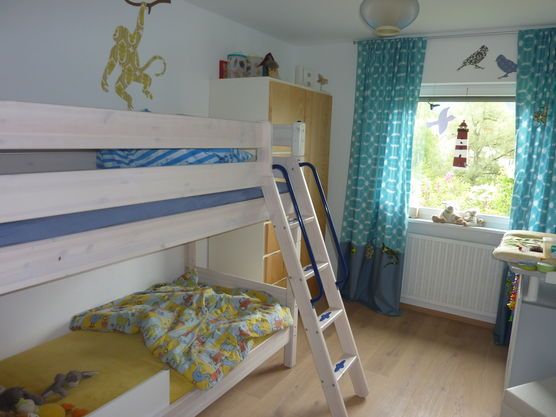 Das Schlafzimmer der Jungs mit seinem schlichten Hochbett Das Schlafzimmer der Jungs mit seinem schlichten Hochbett