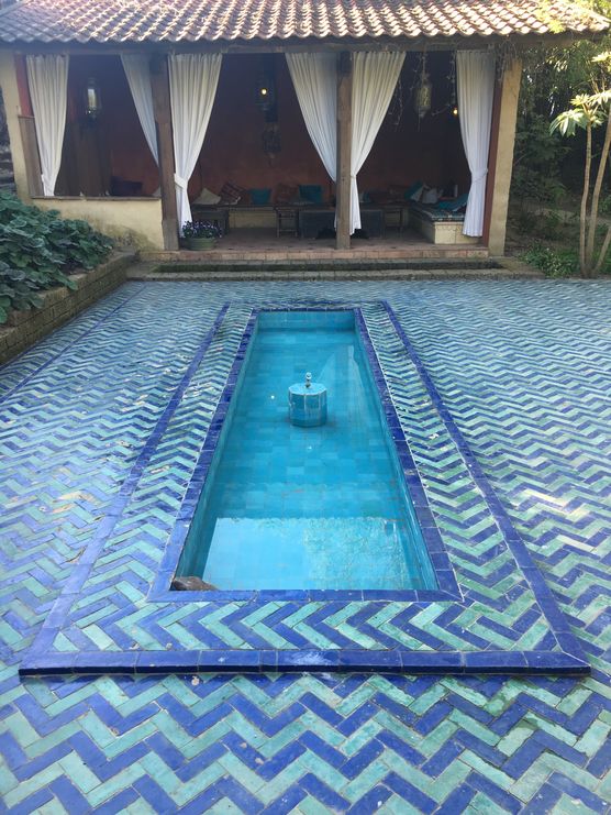 Vor dem Teehaus in Vor dem Teehaus in