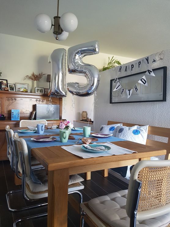 Neben mir am Esstisch Neben mir am Esstisch