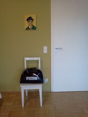 Stuhl mit Bild an Wand Stuhl mit Bild an Wand