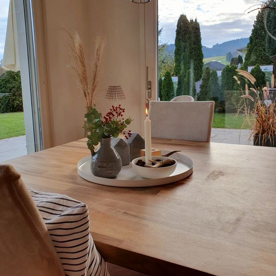 Unseren Holztisch... wir lieben Unseren Holztisch... wir lieben