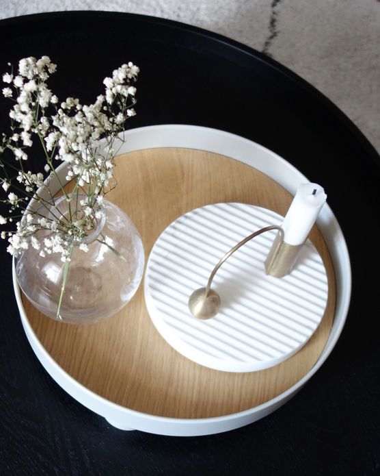 Minimalistische Blümchen-Deko im Wohnzimmer. Minimalistische Blümchen-Deko im Wohnzimmer.