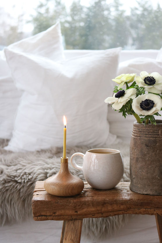 Kerze, Tee und Blumen Kerze, Tee und Blumen