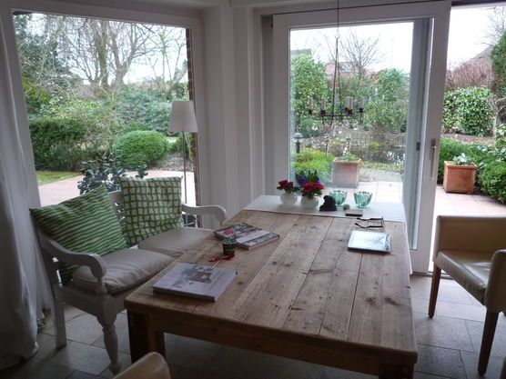 Zwei Stühle mussten weichen, Zwei Stühle mussten weichen,