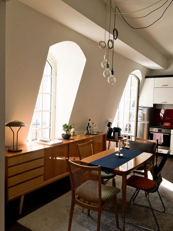 Esstisch, Stühle und Sideboard Esstisch, Stühle und Sideboard