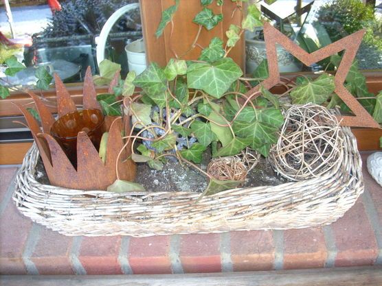 Weihnachtsdeko im Blumenkasten Weihnachtsdeko im Blumenkasten