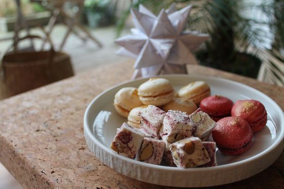 Macarons und Nougat mit Goldglanz Macarons und Nougat mit Goldglanz