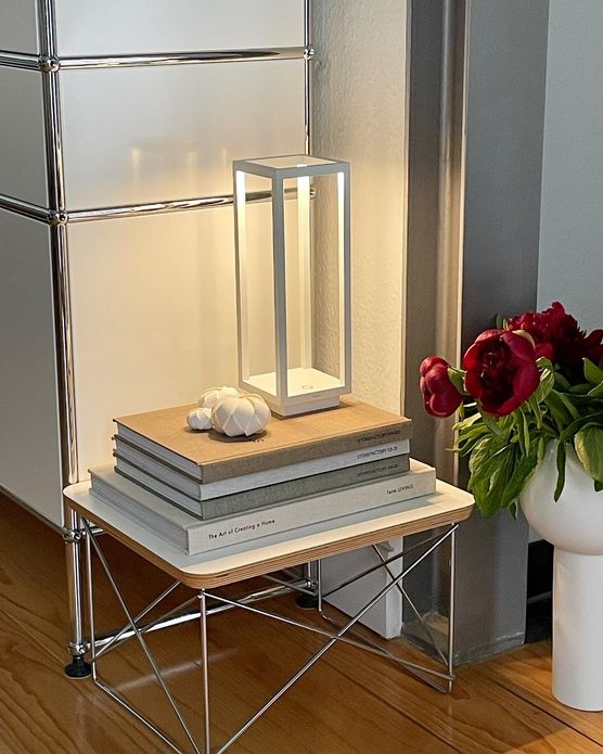 Der kleine weiße Beistelltisch Der kleine weiße Beistelltisch