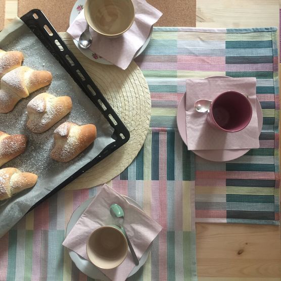Frühling auf der Kaffeetafel mit flauschigen Hörnchen Frühling auf der Kaffeetafel mit flauschigen Hörnchen