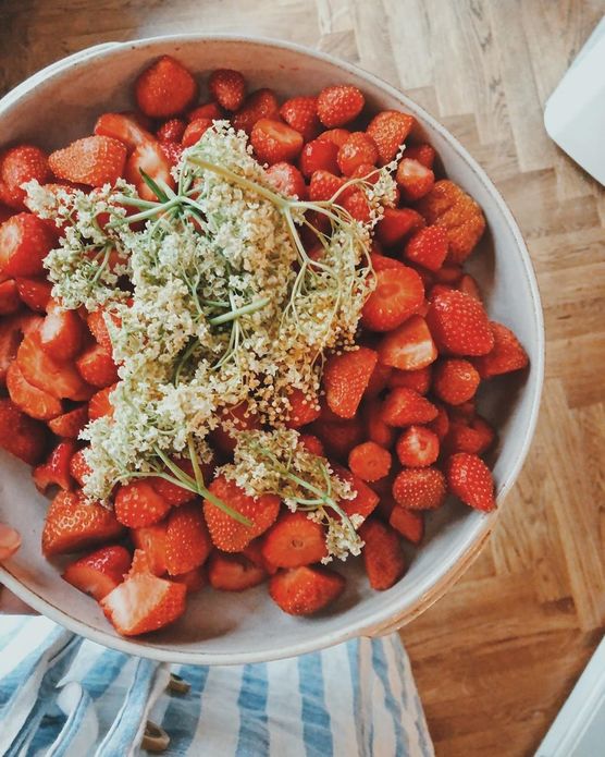 Erdbeere-Holunder und ein Hauch Erdbeere-Holunder und ein Hauch