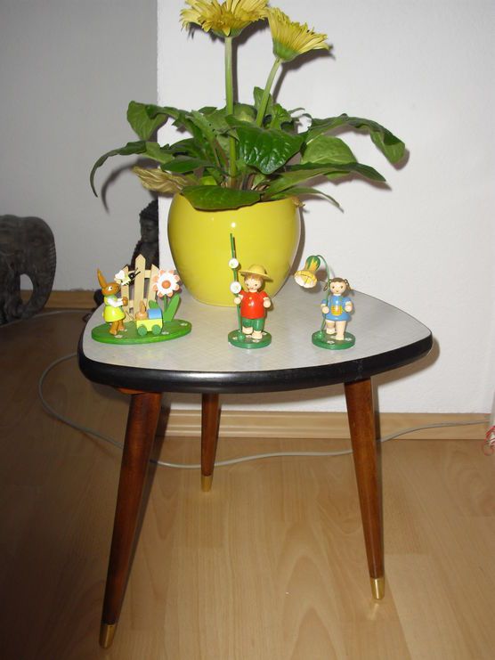 Nierentisch osterlich geschmückt, wenn auch etwas zu spät ☺️ Nierentisch osterlich geschmückt, wenn auch etwas zu spät ☺️