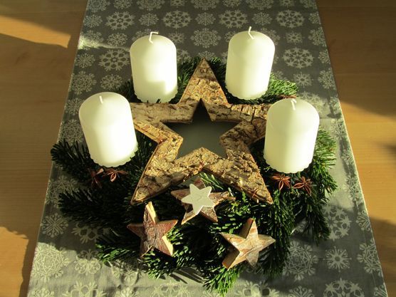 Adventskranz erstrahlt in der Dezembersonne Adventskranz erstrahlt in der Dezembersonne