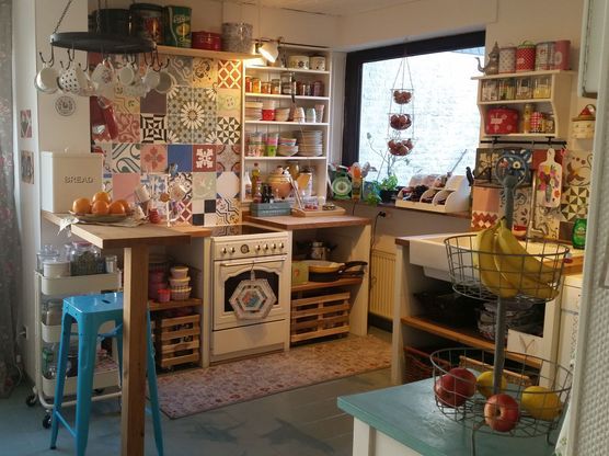 Boho Wohnküche mit Zementfliesen Boho Wohnküche mit Zementfliesen