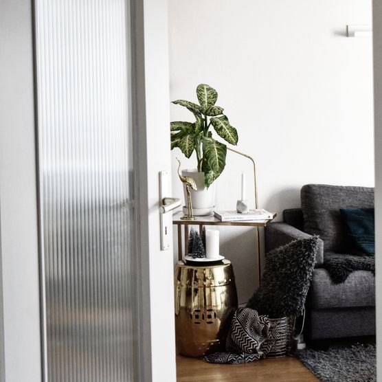 Goldene Akzente im Wohnzimmer Goldene Akzente im Wohnzimmer