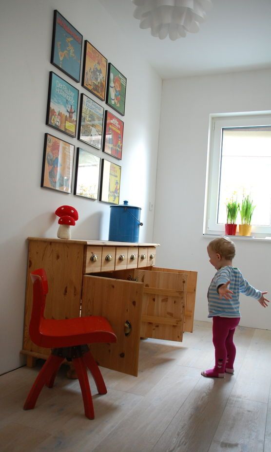 Schulstuhl-Schmuckstück mit begeistertem Kleinkind ☺️ Schulstuhl-Schmuckstück mit begeistertem Kleinkind ☺️