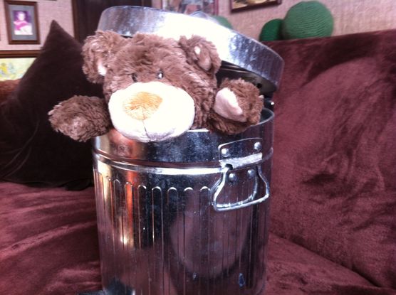 ...riskiert `n Blick. ...riskiert `n Blick.