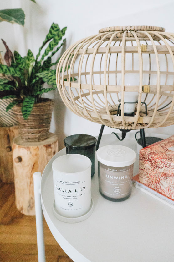 Im Wohnzimmer steht neben Im Wohnzimmer steht neben