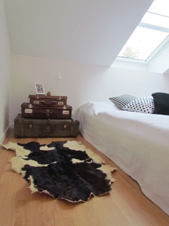 Das Schlafzimmer hat jetzt auch einen schwarz-weißen Teppich. Das Schlafzimmer hat jetzt auch einen schwarz-weißen Teppich.