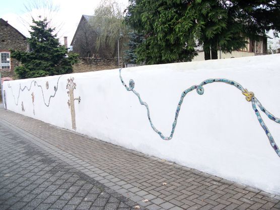 Für Tigerlilly.1 Gesamtbild der kunterbunten Gartenmauer von Außen Für Tigerlilly.1 Gesamtbild der kunterbunten Gartenmauer von Außen