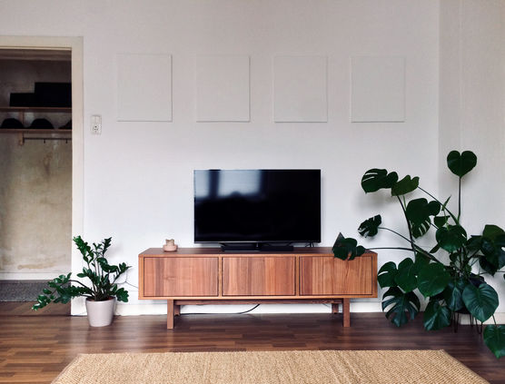 Die leere Wand wirkte Die leere Wand wirkte