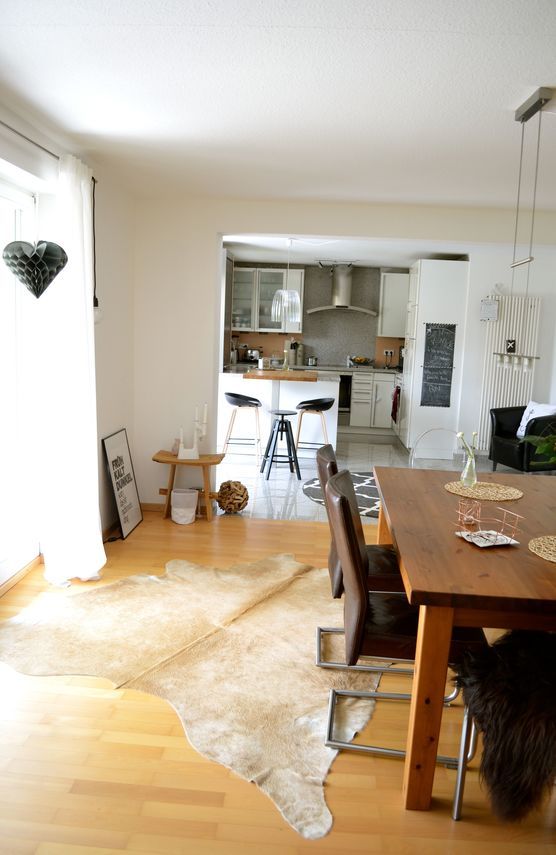 Neu im Mai: Fell und Kupfer auf dem Tisch Neu im Mai: Fell und Kupfer auf dem Tisch