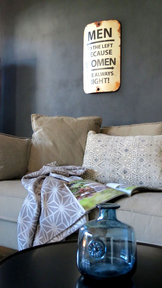 Men to the left Men to the left