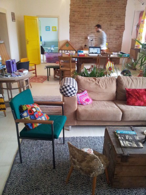 Blick durchs Wohnzimmer und Atelier Blick durchs Wohnzimmer und Atelier