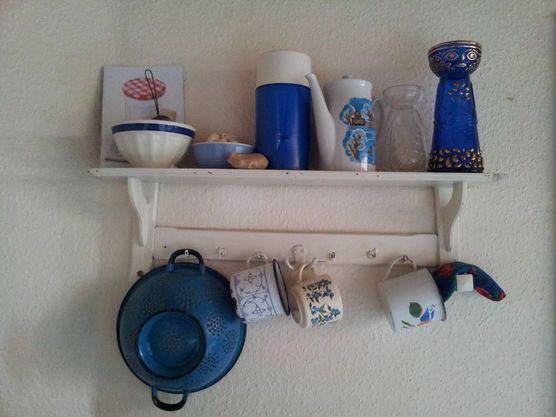 Küchenregal mit Second Hand Fundstücken Küchenregal mit Second Hand Fundstücken