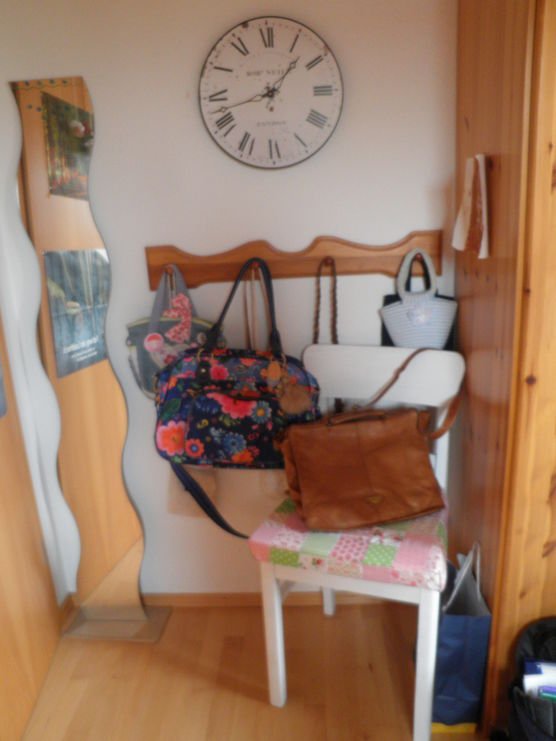 Alte Ledertasche und erster selbstrenovierter Stuhl Alte Ledertasche und erster selbstrenovierter Stuhl