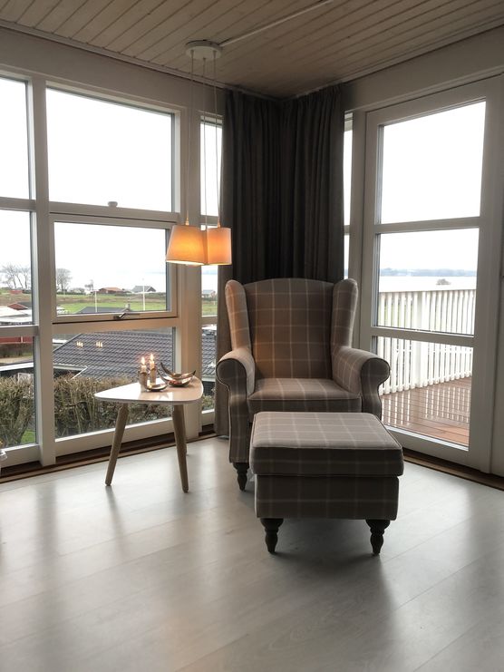 Selbe Ecke, anderer Sessel. Selbe Ecke, anderer Sessel.