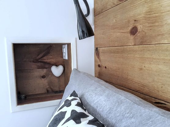 das eingebaute kleine Regal das eingebaute kleine Regal