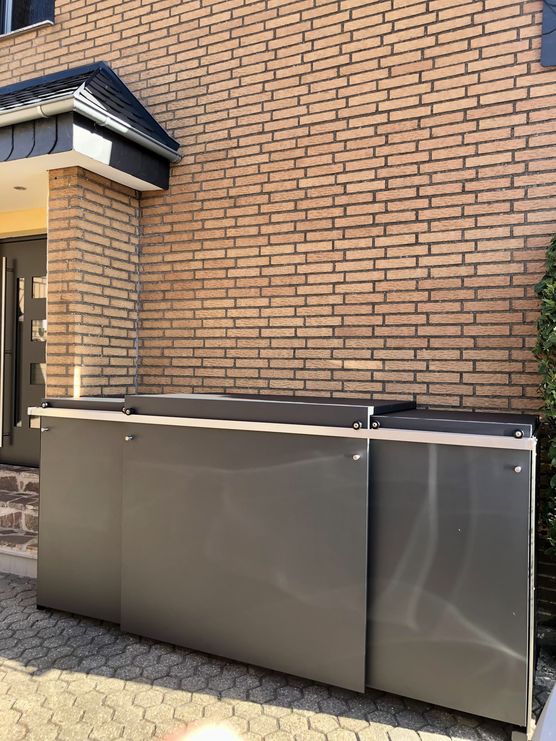 Unsere Spalier stehenden Mülltonnen Unsere Spalier stehenden Mülltonnen