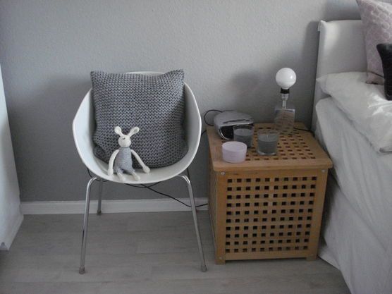 Selbst gestricktes Kissen im Schlafzimmer, DiY-Häkelhase Selbst gestricktes Kissen im Schlafzimmer, DiY-Häkelhase