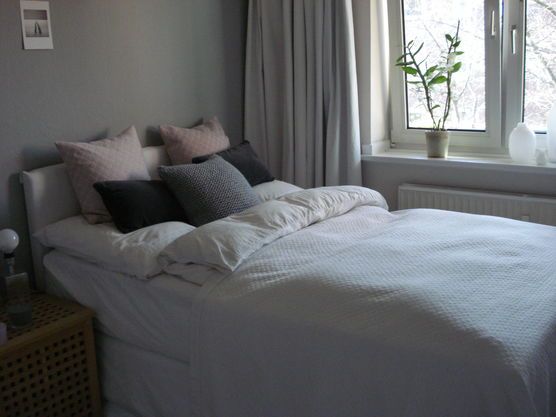 Schlafzimmer in Grau,Weiß und Rosa Schlafzimmer in Grau,Weiß und Rosa