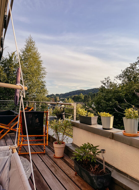 Baby schaukeln und Ausblick Baby schaukeln und Ausblick