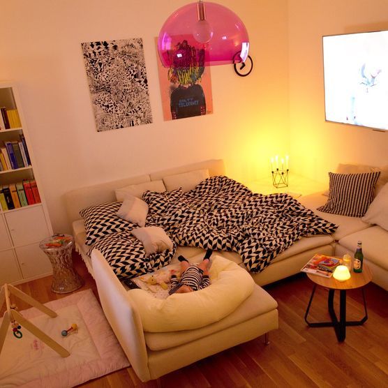 Gemütliches Couch-Schlaflager Gemütliches Couch-Schlaflager