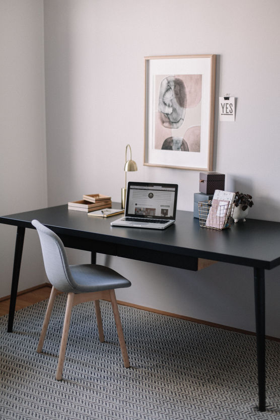 Der großzügige Schreibtisch meiner Der großzügige Schreibtisch meiner