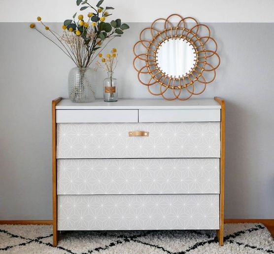 Ein alter, unscheinbarer Schuhschrank Ein alter, unscheinbarer Schuhschrank