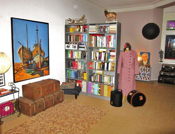 Schlafzimmer mit uralten Ikea-Regalen als Raumteiler... Schlafzimmer mit uralten Ikea-Regalen als Raumteiler...