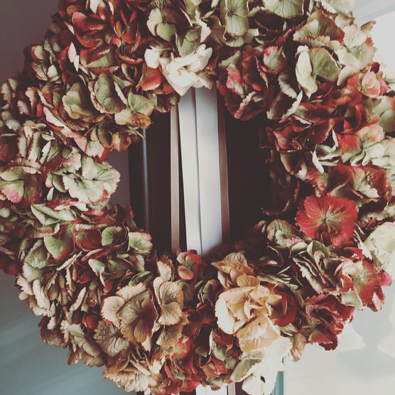 Ein herbstlicher Hortensienkranz verschönert Ein herbstlicher Hortensienkranz verschönert