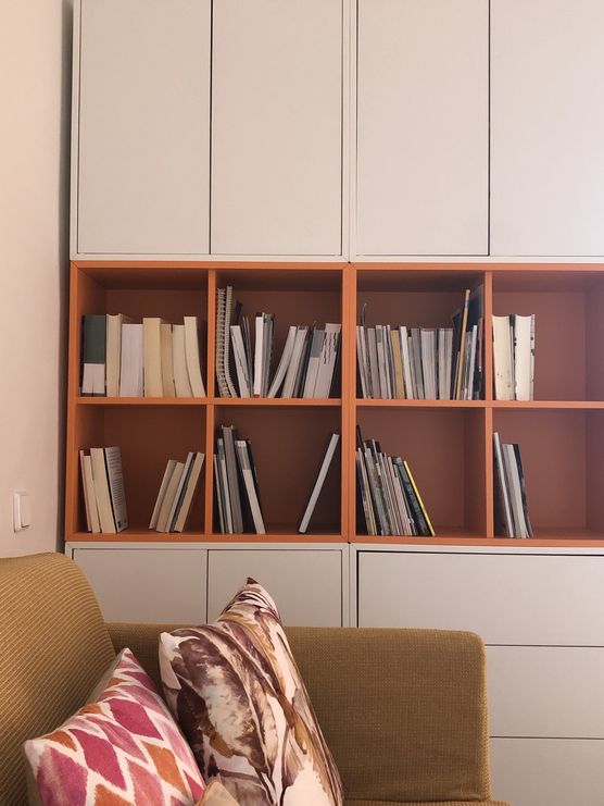 Schrankwand mit umgedrehten Buchrücken Schrankwand mit umgedrehten Buchrücken