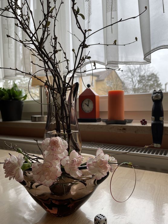 Frühlingsschmuck: Zweige und Blumen. Frühlingsschmuck: Zweige und Blumen.