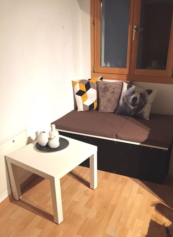 Sitzecke mit Stauraum / umgebautes Kallax Sitzecke mit Stauraum / umgebautes Kallax