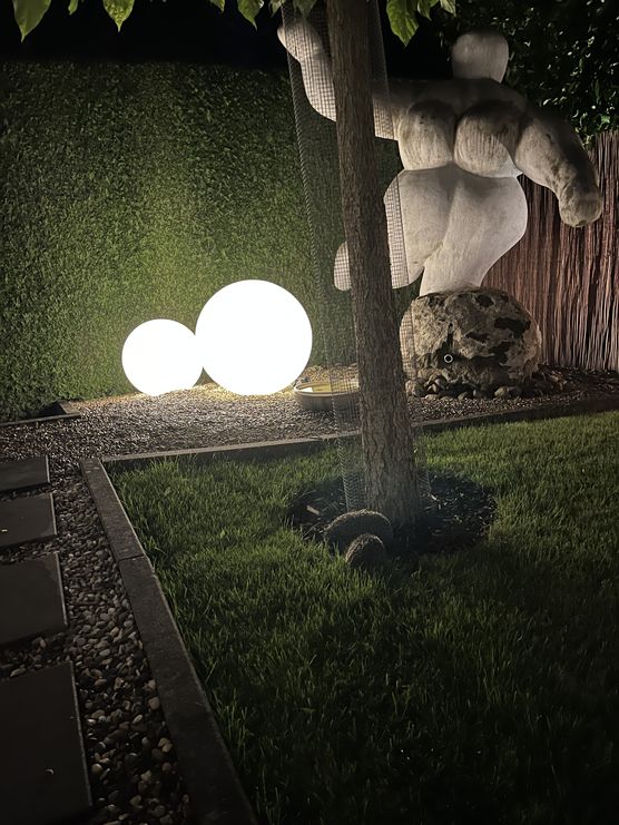 Big Mama mit Igelbesuch. Big Mama mit Igelbesuch.