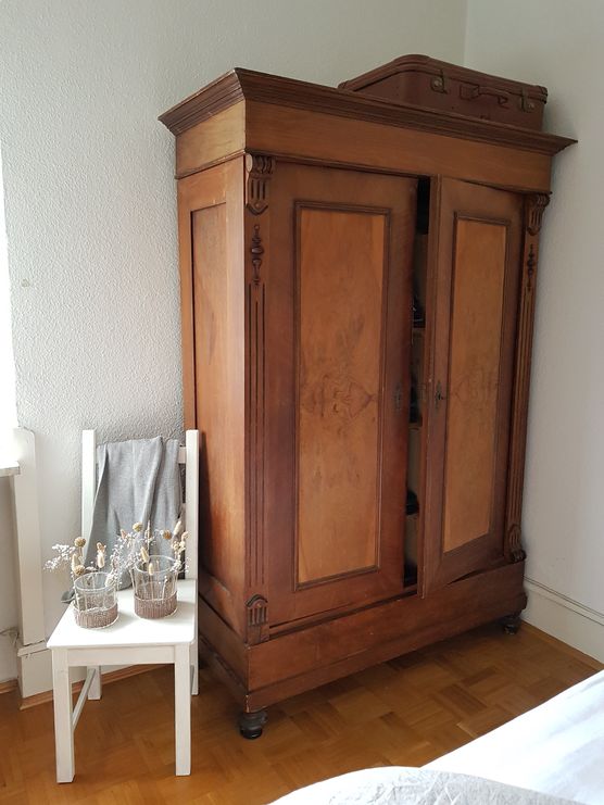 *ErbStück*
In unser Schlafzimmer ist *ErbStück*
In unser Schlafzimmer ist