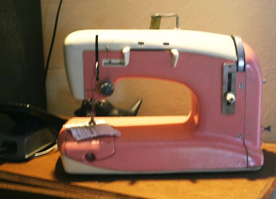 Adlerette. Der rosa Cadillac unter den Nähmaschinen Adlerette. Der rosa Cadillac unter den Nähmaschinen