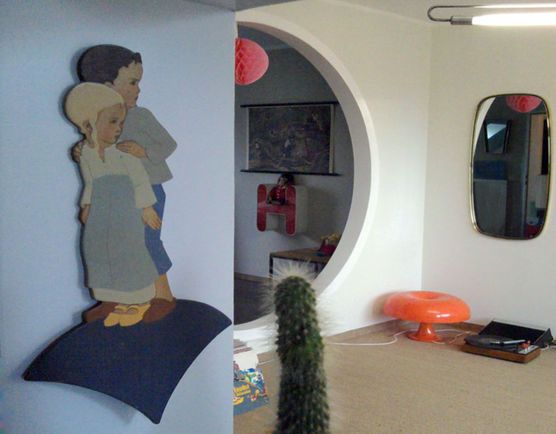 Brüderchen & Schwesterchen Blicken von der Küche ins Schlafzimmer Brüderchen & Schwesterchen Blicken von der Küche ins Schlafzimmer