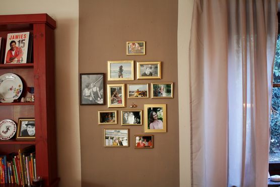 Bilderwand auf braunem Streifen Bilderwand auf braunem Streifen