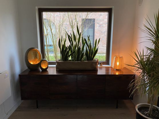 Diese zarte Tischleuchte aus Diese zarte Tischleuchte aus